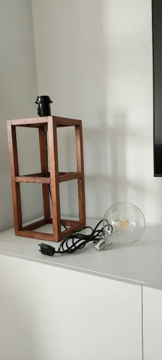 Lámpara de mesa de madera