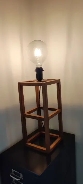 Lámpara de mesa de madera