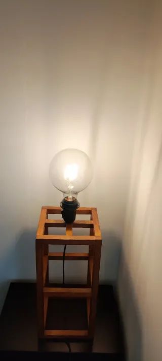 Lámpara de mesa de madera