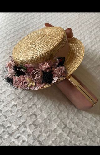 Canotier de paja con flores y clutch rosa