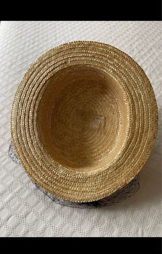 Canotier de paja con flores y clutch rosa