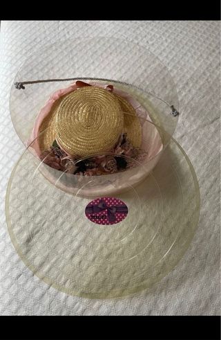 Canotier de paja con flores y clutch rosa