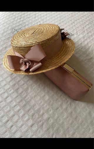 Canotier de paja con flores y clutch rosa