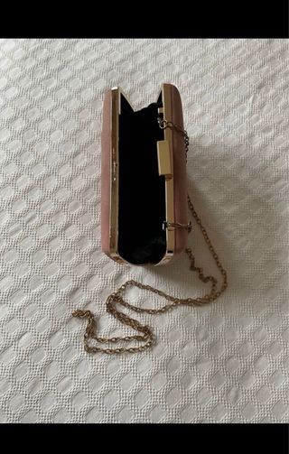 Canotier de paja con flores y clutch rosa