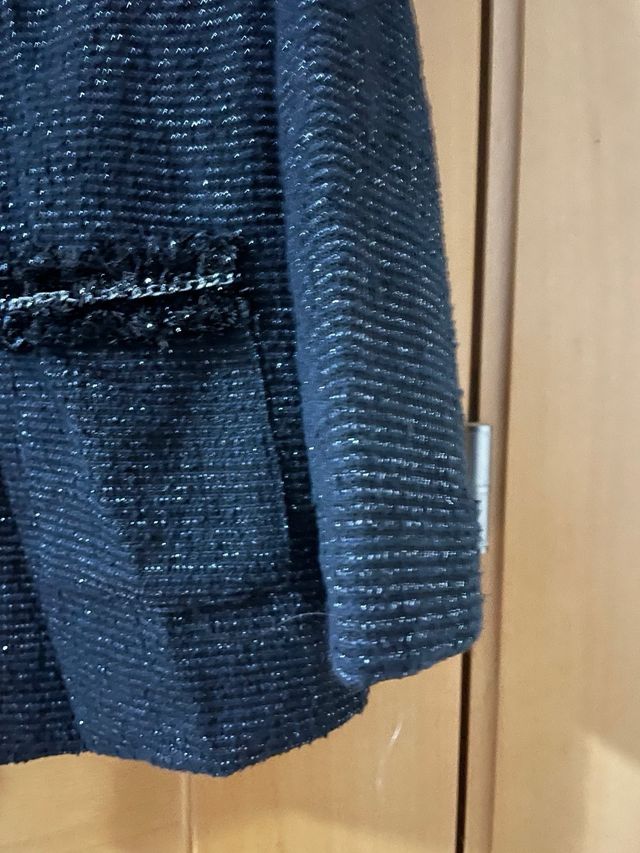 Chaqueta negra con detalles plateados