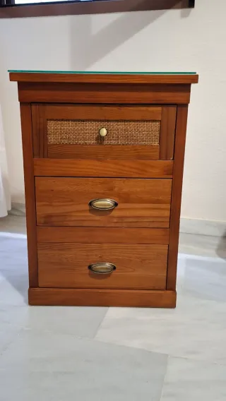 Cómoda de madera con espejo y mesitas de noche