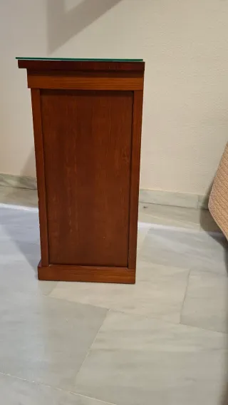 Cómoda de madera con espejo y mesitas de noche