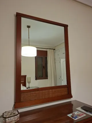 Cómoda de madera con espejo y mesitas de noche