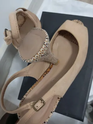 Zapatos de tacón elegantes beige y multicolor