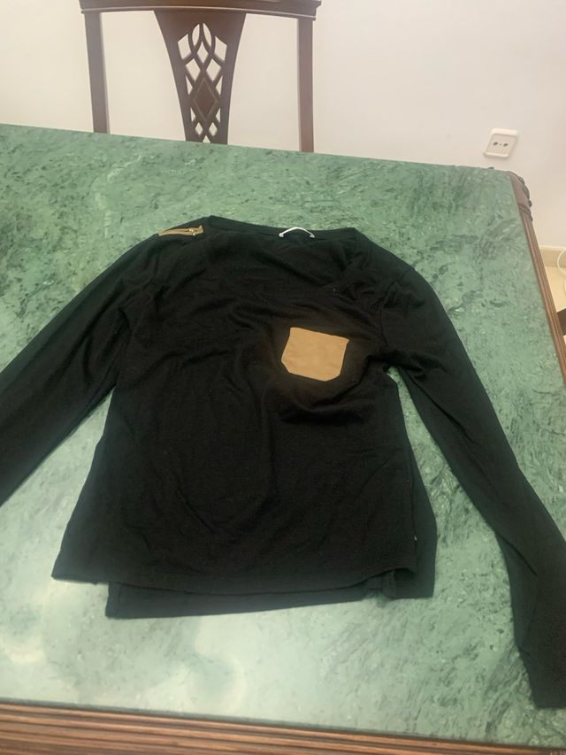 Suéters finos azul, negro y marrón claro