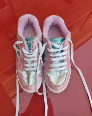 Zapatillas con ruedas rosas y plateadas