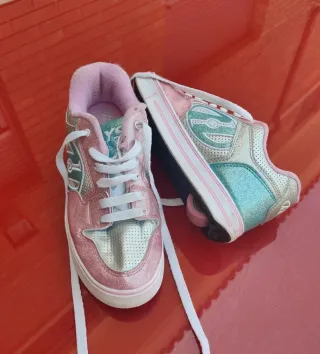 Zapatillas con ruedas rosas y plateadas