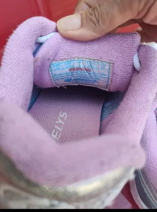 Zapatillas con ruedas rosas y plateadas