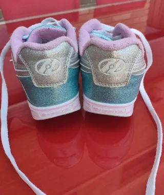 Zapatillas con ruedas rosas y plateadas