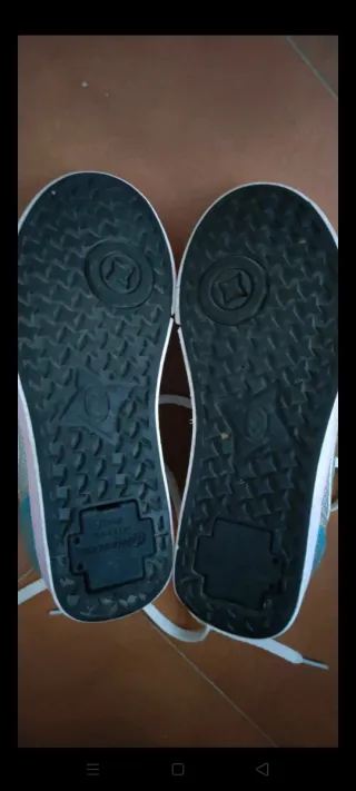 Zapatillas con ruedas rosas y plateadas