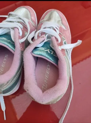 Zapatillas con ruedas rosas y plateadas