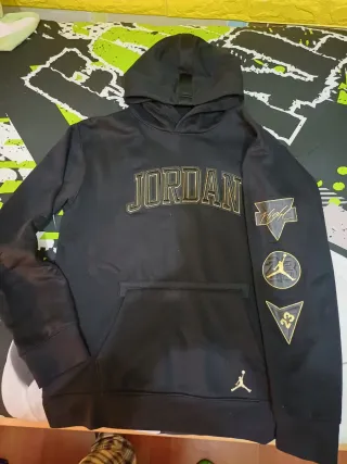 Sudadera Jordan Negra y Dorada Talla 13/15 Años.