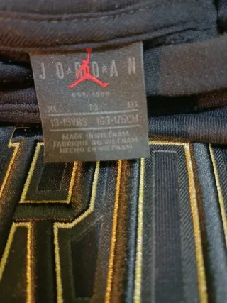 Sudadera Jordan Negra y Dorada Talla 13/15 Años.