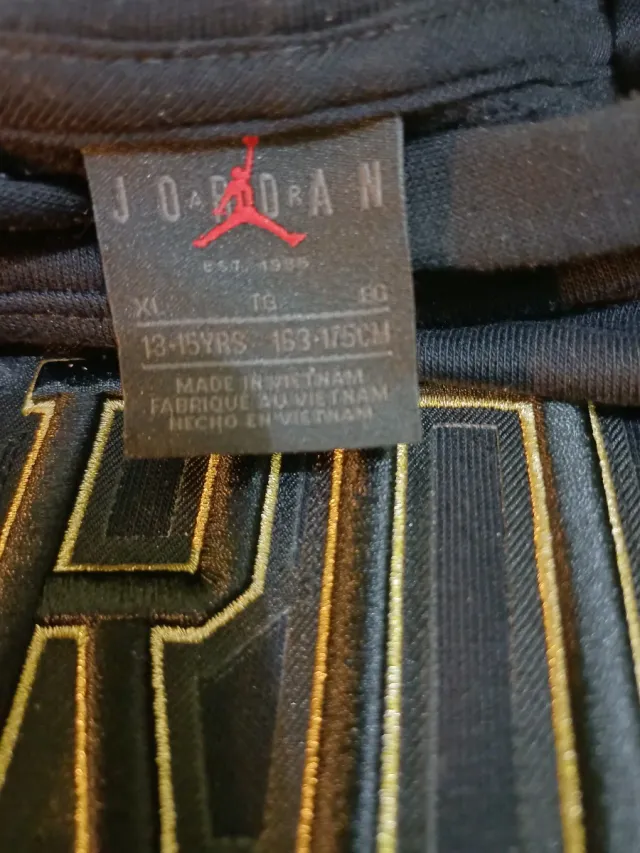 Sudadera Jordan Negra y Dorada Talla 13/15 Años.