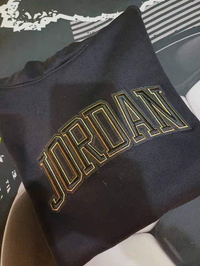 Sudadera Jordan Negra y Dorada Talla 13/15 Años.