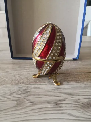 Uovo vintage decorativo