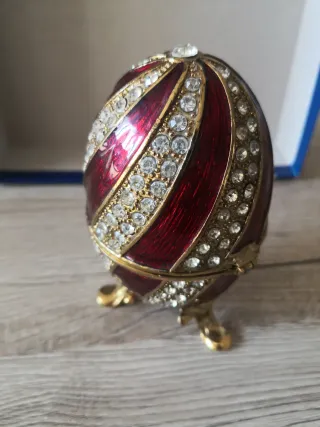 Uovo vintage decorativo