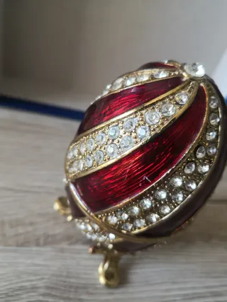 Uovo vintage decorativo