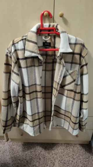 Chaqueta cuadros Pull&Bear beige y blanco