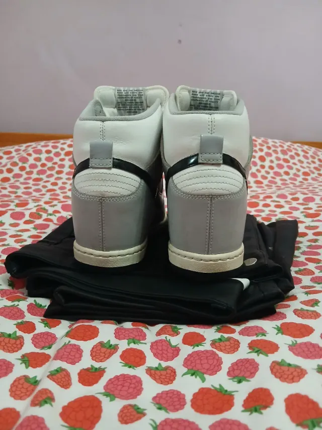 Zapatillas Nike con cuña grises y blancas