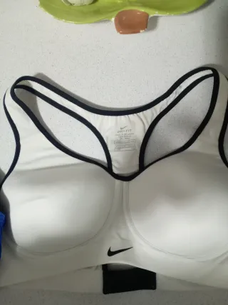Top deportivo Nike blanco y azul