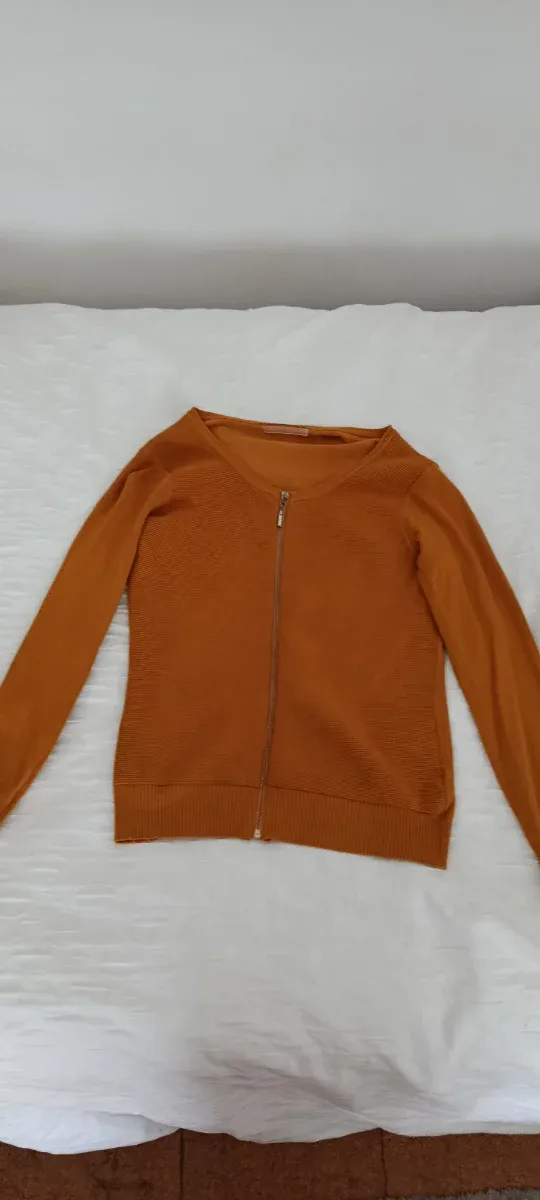 Chaqueta color mostaza con cremallera