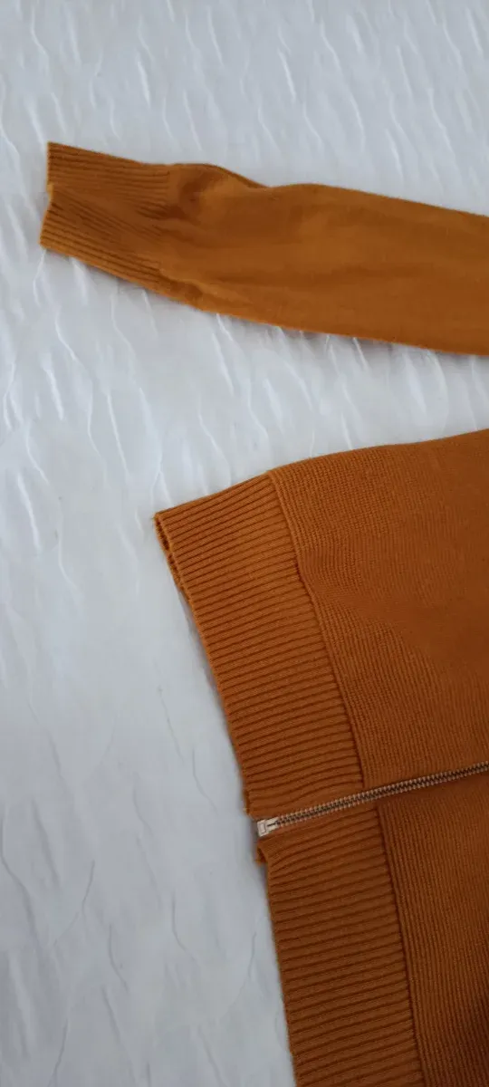 Chaqueta color mostaza con cremallera