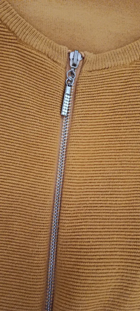 Chaqueta color mostaza con cremallera