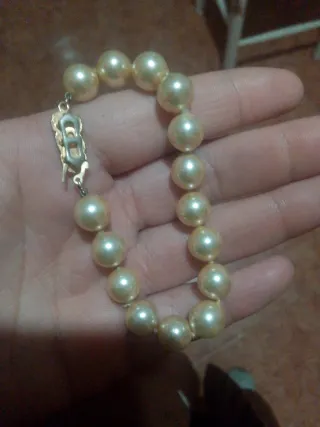 Pulsera de perlas doradas y blancas