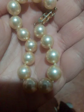 Pulsera de perlas doradas y blancas