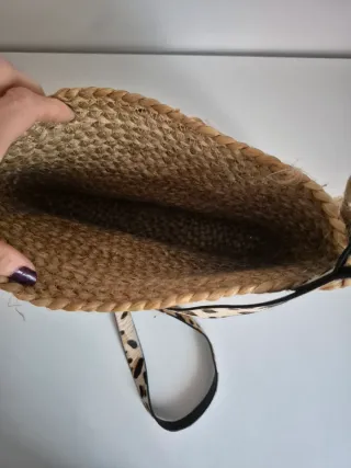 Bolso rafia con tira con estampado de leopardo