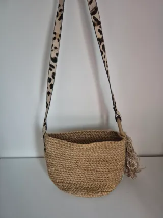 Bolso rafia con tira con estampado de leopardo