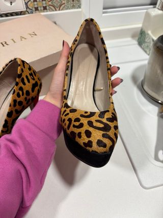 Sandalias de tacón estampado leopardo