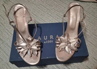 Sandalias plateadas, originales y elegantes