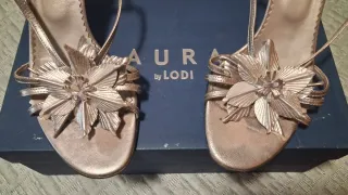 Sandalias plateadas, originales y elegantes