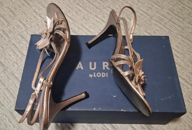 Sandalias plateadas, originales y elegantes