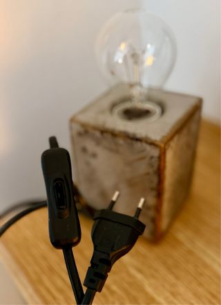 Lámpara minimalista de mesa