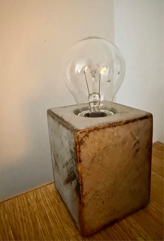 Lámpara minimalista de mesa