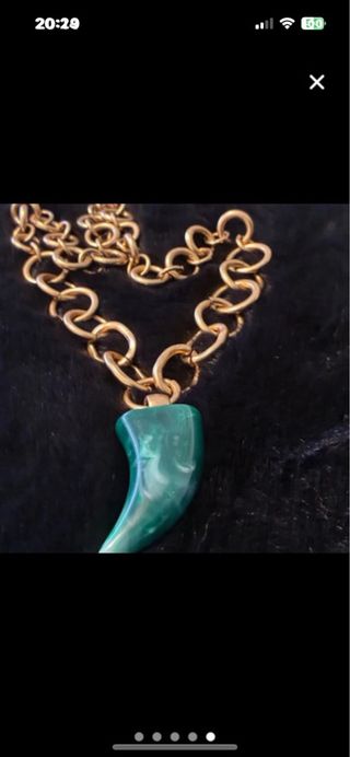 Collar cadena dorada con colgante verde