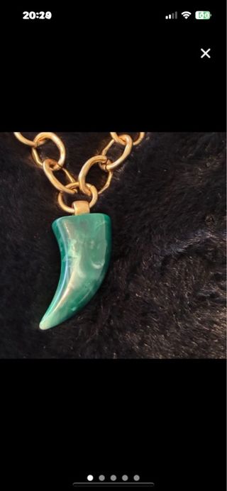 Collar cadena dorada con colgante verde