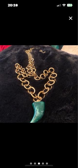 Collar cadena dorada con colgante verde