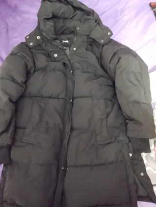 Plumífero negro con capucha