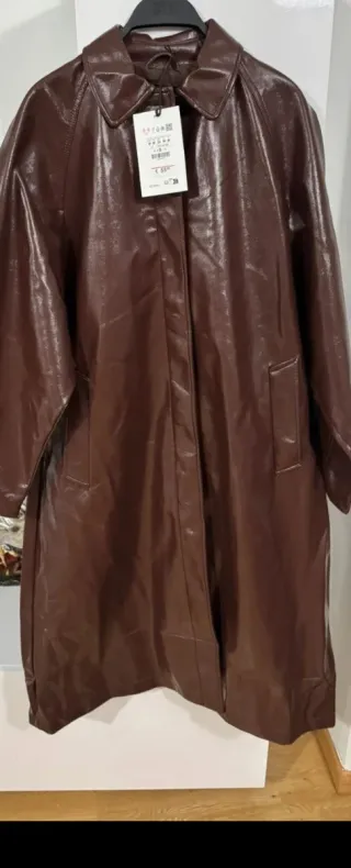 Gabardina Pull&Bear efecto piel marrón