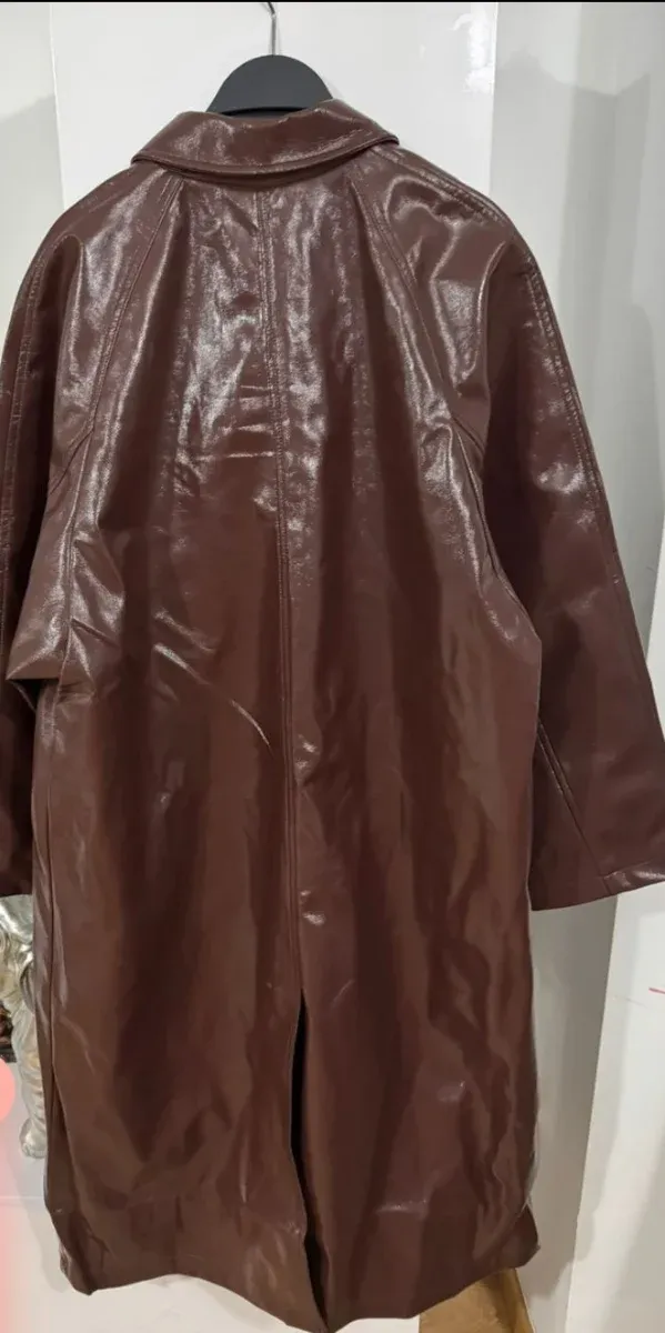 Gabardina Pull&Bear efecto piel marrón