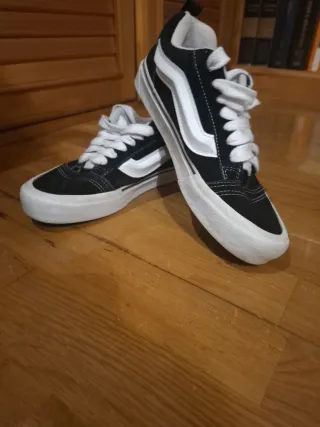 Zapatillas Vans Negras y Blancas Talla 39